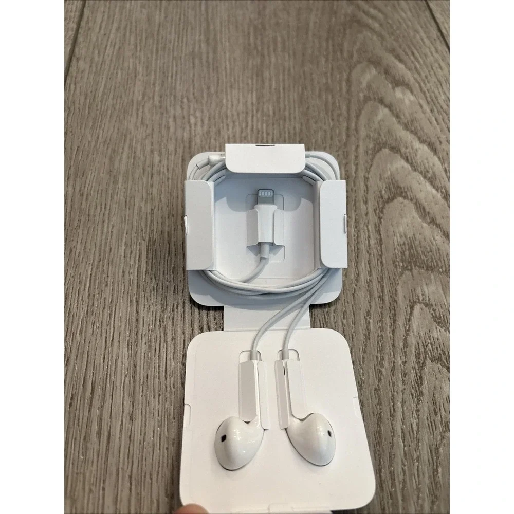 Apple A1748 EarPods‎ Headphones - White w/Lightning Connector